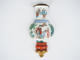 Vente aux enchères Chine, XIXe siècle, Vase d’applique « biping » en porcelaine et émaux 