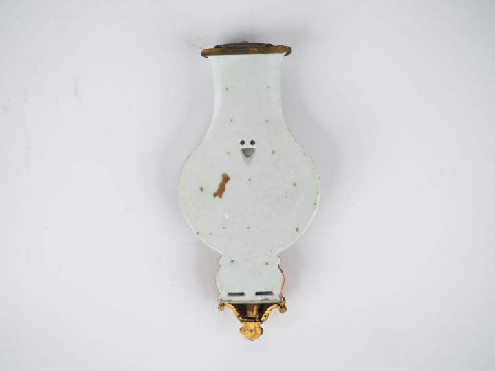 Chine, XIXe siècle, Vase d’applique « biping » en porcelaine et émaux 