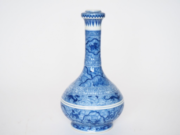 Chine, fin XIXe siècle,  Vase bouteille en porcelaine bleu blanc à déc