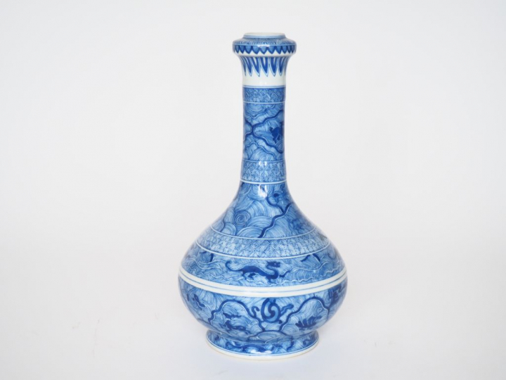 Chine, fin XIXe siècle,  Vase bouteille en porcelaine bleu blanc à déc