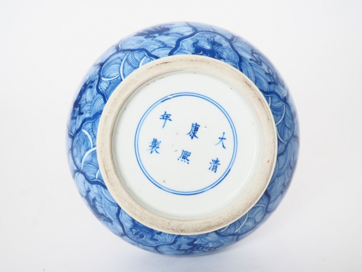 Chine, fin XIXe siècle,  Vase bouteille en porcelaine bleu blanc à déc