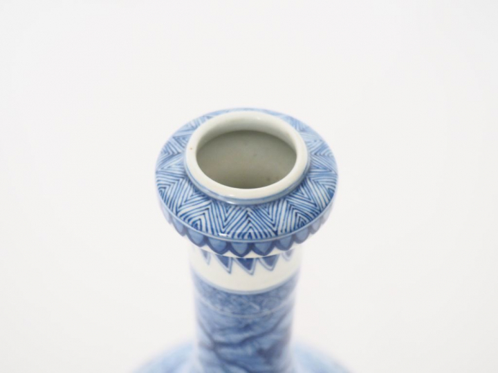 Chine, fin XIXe siècle,  Vase bouteille en porcelaine bleu blanc à déc