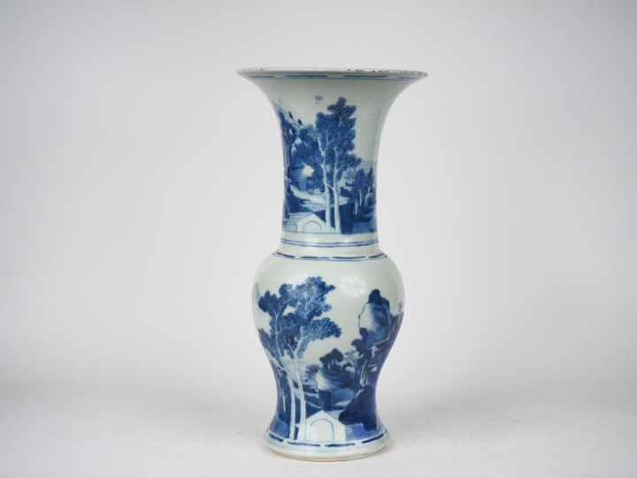 Chine, deuxième moitié XVIIe siècle,  Vase yenyen en porcelaine bleu b