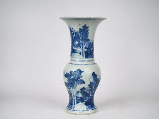 Vente aux enchères Chine, deuxième moitié XVIIe siècle,  Vase yenyen en porcelaine bleu b