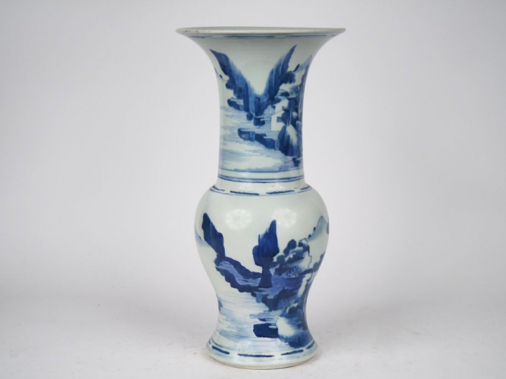 Chine, deuxième moitié XVIIe siècle,  Vase yenyen en porcelaine bleu b