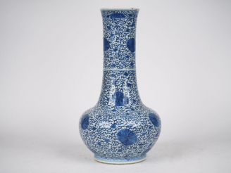 Vente aux enchères Chine, XVIIIe siècle,  Vase en porcelaine bleu blanc à décor de fleurs