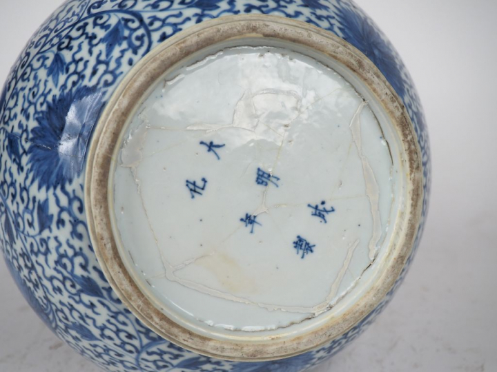Chine, XVIIIe siècle,  Vase en porcelaine bleu blanc à décor de fleurs