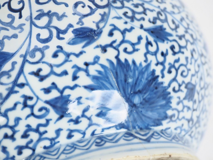 Chine, XVIIIe siècle,  Vase en porcelaine bleu blanc à décor de fleurs