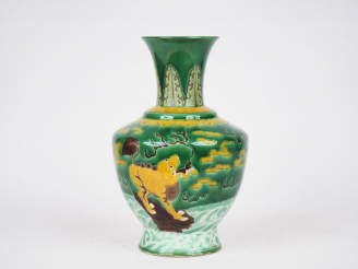 Vente aux enchères Chine, XIXe siècle,  Vase en porcelaine émaillée sancai « trois couleu