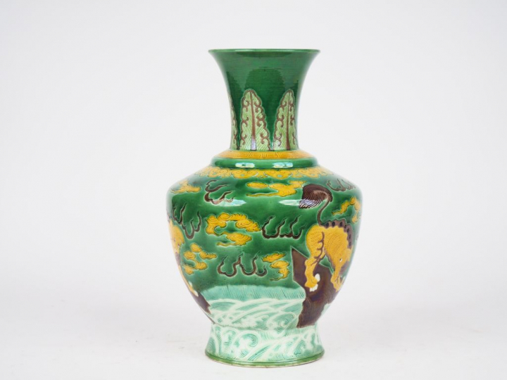 Chine, XIXe siècle,  Vase en porcelaine émaillée sancai « trois couleu