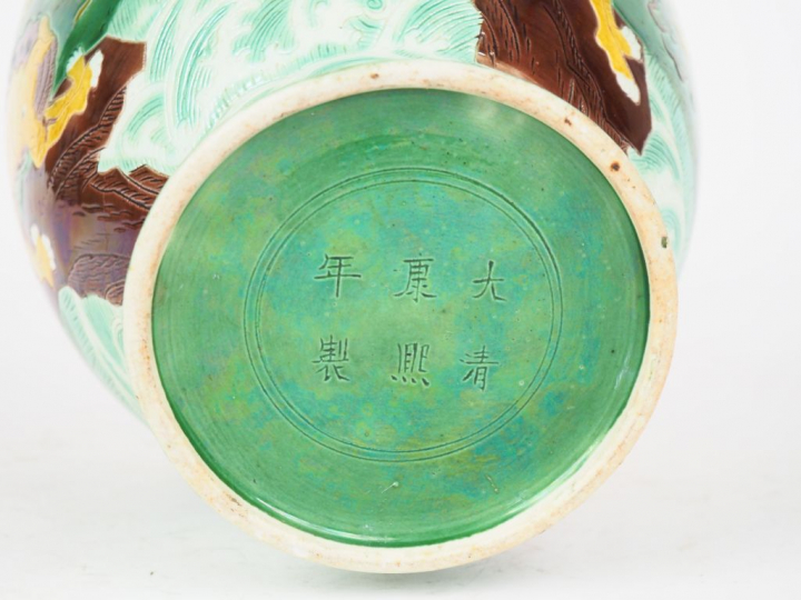 Chine, XIXe siècle,  Vase en porcelaine émaillée sancai « trois couleu