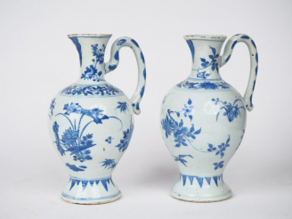 Vente aux enchères Chine, deuxième moitié du XVIIe siècle,  Paire de pichets en porcelain