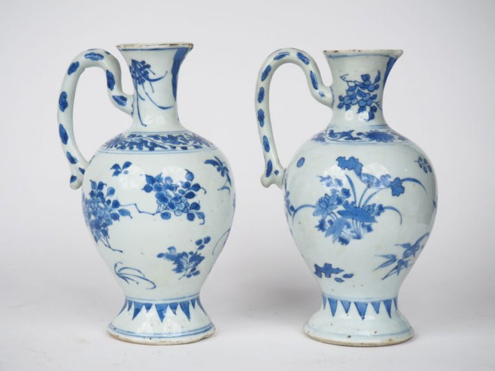 Chine, deuxième moitié du XVIIe siècle,  Paire de pichets en porcelain
