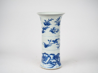 Vente aux enchères Chine, XIXe siècle,  Vase cornet de style Transition en porcelaine ble