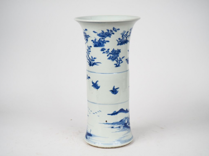 Chine, XIXe siècle,  Vase cornet de style Transition en porcelaine ble