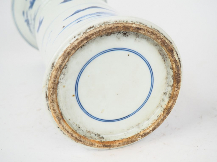 Chine, XIXe siècle,  Vase cornet de style Transition en porcelaine ble