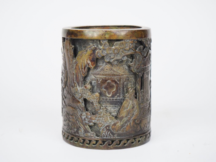 Chine, début du XXe siècle, Porte pinceaux en bronze à décor de lettré