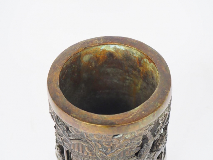 Chine, début du XXe siècle, Porte pinceaux en bronze à décor de lettré