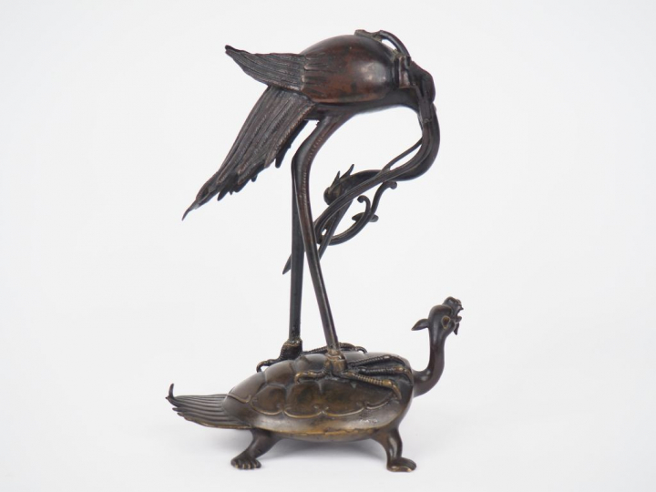Chine, XXe siècle, Sujet en bronze représentant une grue tenant une br
