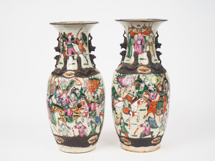 Chine, vers 1900,  Paire de vases en porcelaine de nankin à décor en p