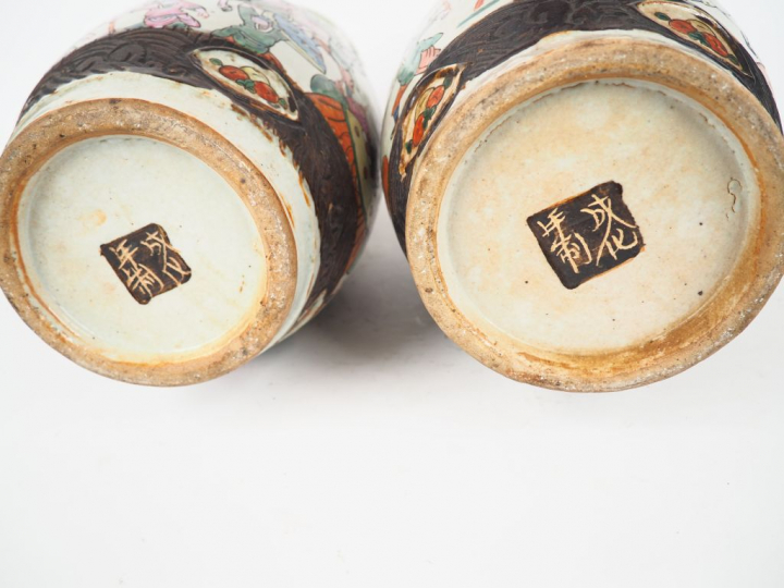 Chine, vers 1900,  Paire de vases en porcelaine de nankin à décor en p