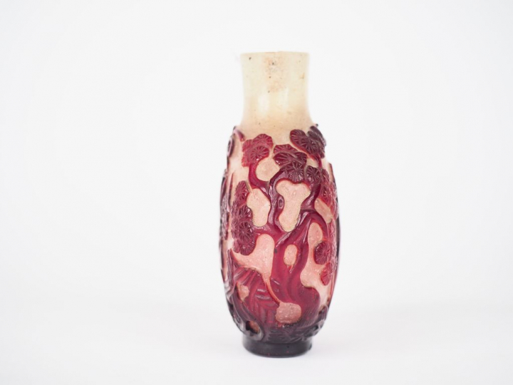 Chine, fin XIXe siècle,  Flacon tabatière en verre overlay rouge sur f