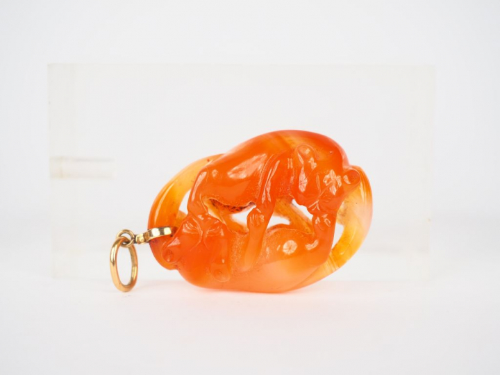 Chine,  Petit pendentif en agate cornaline à décor sculpté de deux pet