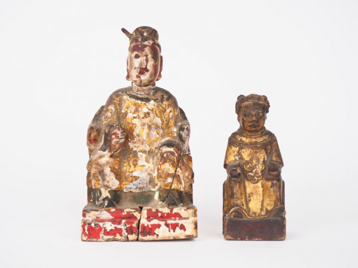 Chine, XVIIIe siècle,  Deux statuettes en bois laqué représentant des 