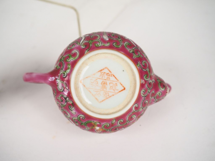 Chine, XIXe-XXe siècle,  Ensemble en porcelaine comprenant un vase nan