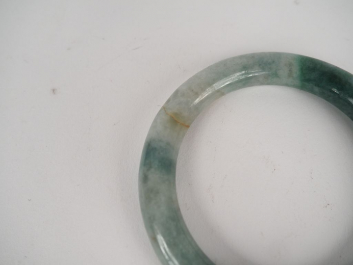 Chine, XXe siècle,  Ensemble en jadéite comprenant deux joncs et un pe