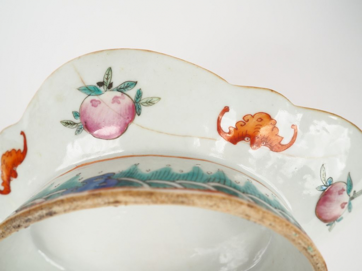 Chine, période Tongzhi,  Coupe polylobée sur piédouche en porcelaine e