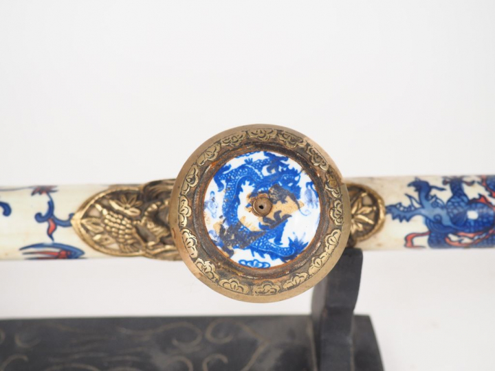 Chine du Sud, XXe siècle,  Pipe à opium en porcelaine à décor de fleur