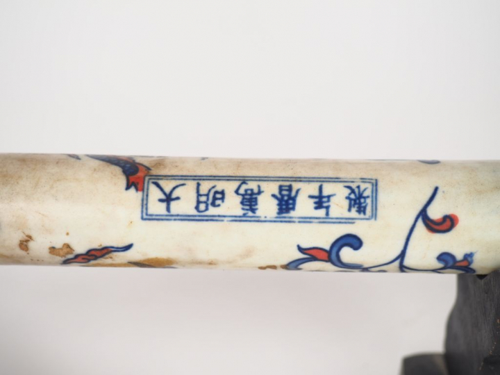 Chine du Sud, XXe siècle,  Pipe à opium en porcelaine à décor de fleur