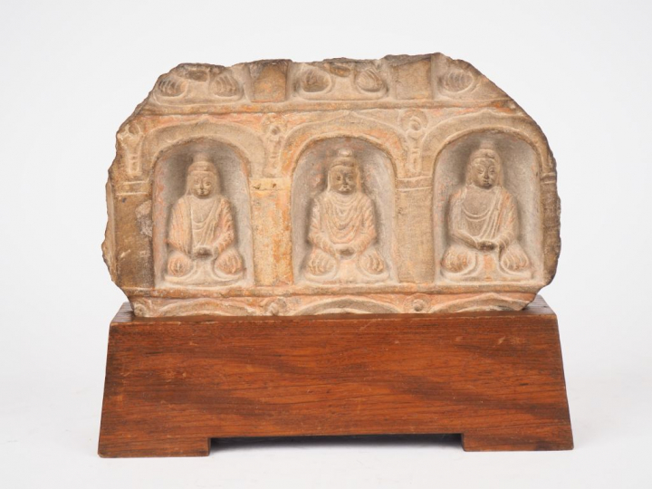 Sui, Vie siècle, Stèle en grès avec traces de polychromie représentant