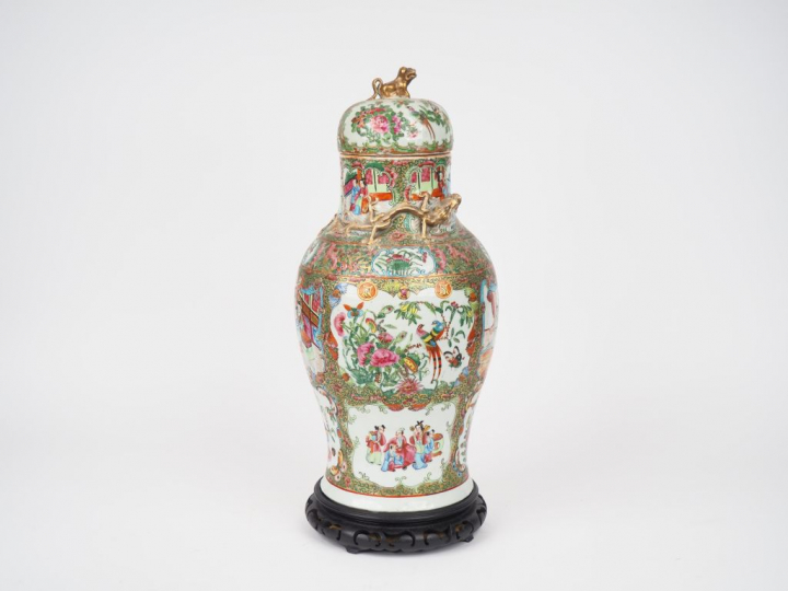 Canton, vers 1900,  Vase balustre couvert en porcelaine et émaux de Ca