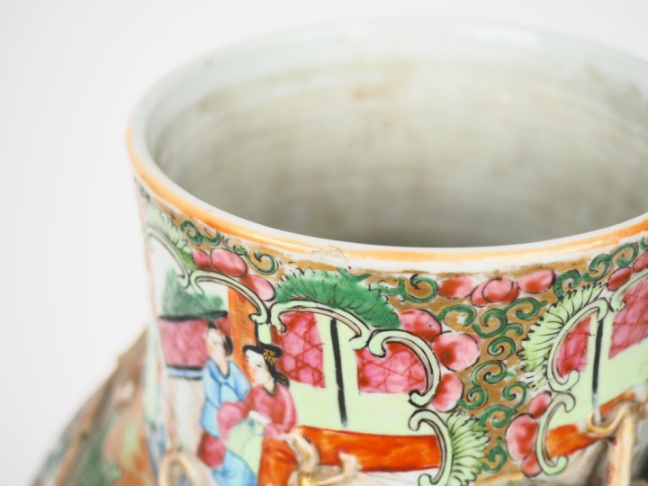 Canton, vers 1900,  Vase balustre couvert en porcelaine et émaux de Ca