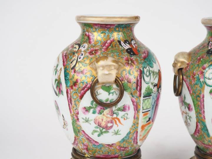 Canton, fin XIXe siècle,  Paire de petits vases de forme balustre en p