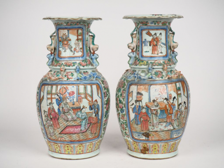 Canton, fin du XIXe siècle,  Paire de vases de forme balustre en porce