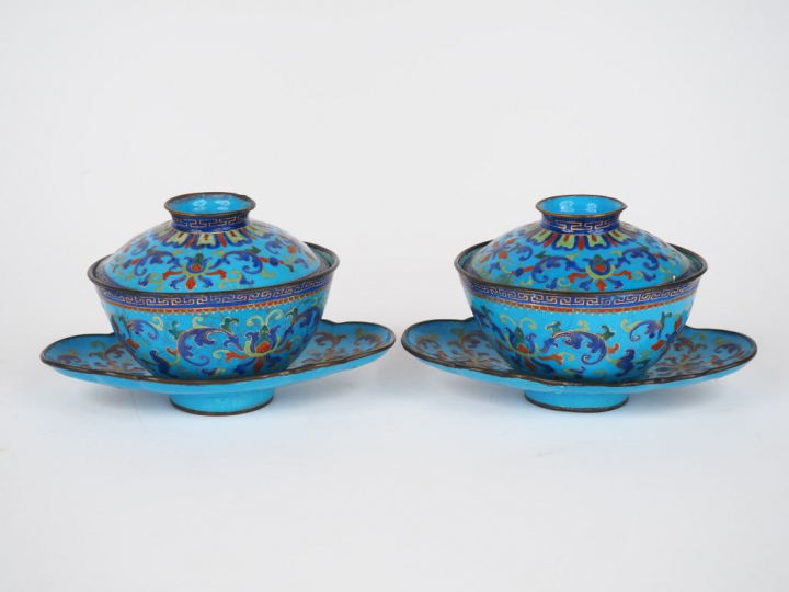 Chine, XIXe siècle,  Ensemble de paire de coupes couvertes et présento