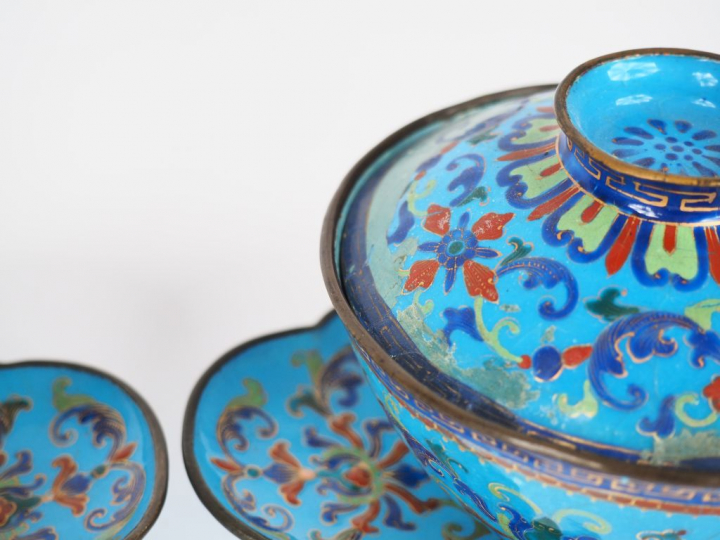 Chine, XIXe siècle,  Ensemble de paire de coupes couvertes et présento