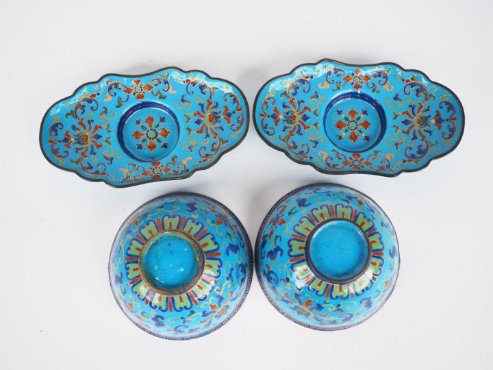 Chine, XIXe siècle,  Ensemble de paire de coupes couvertes et présento