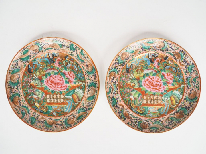 Canton, 1900,  Paire d'assiettes en porcelaine de style famille rose à