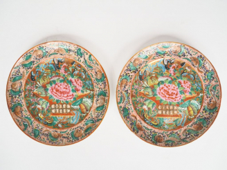 Vente aux enchères Canton, 1900,  Paire d'assiettes en porcelaine de style famille rose à