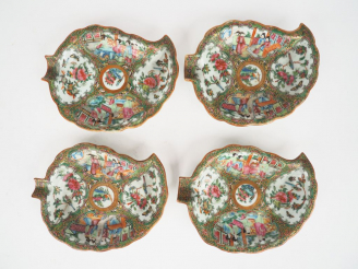 Vente aux enchères Canton, 1900,  Ensemble de quatre raviers en forme de feuille à décor 