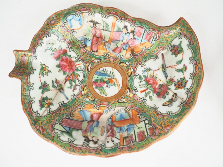 Canton, 1900,  Ensemble de quatre raviers en forme de feuille à décor 