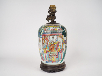 Vente aux enchères Chine, vers 1920,  Potiche en porcelaine et émaux de la famille rose à