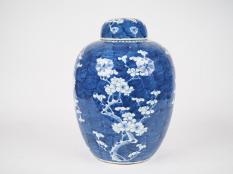 Vente aux enchères Chine, fin du XIXe siècle,  Important pot à gingembre couvert en porce