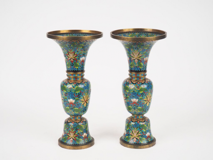 Chine, première moitié du XXe siècle,  Paire de vases de forme gu en c