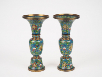 Vente aux enchères Chine, première moitié du XXe siècle,  Paire de vases de forme gu en c
