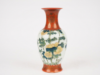 Vente aux enchères Chine, Période République,  Petit vase balustre en porcelaine émaillée